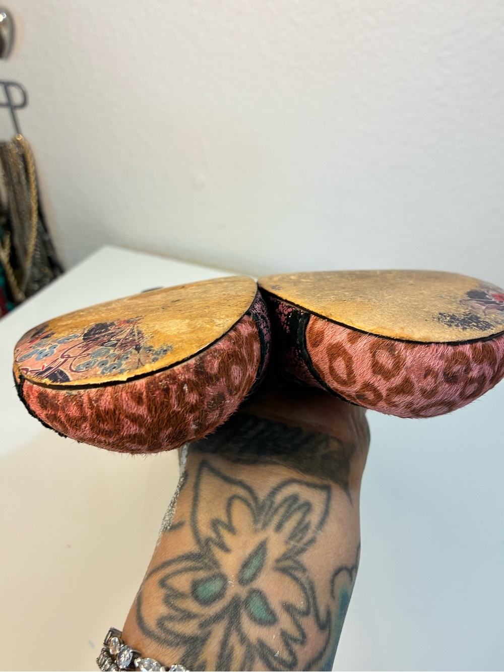 VTG Irregular Choice 41EU 10 Pink Patterned Kitten Heel Pumps Distressed READ - Picture 16 of 16